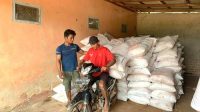 20230729-Petani-di-Desa-Rias-Kabupaten-Bangka-Selatan-mengangkut-pupuk-dari-gudang.jpg